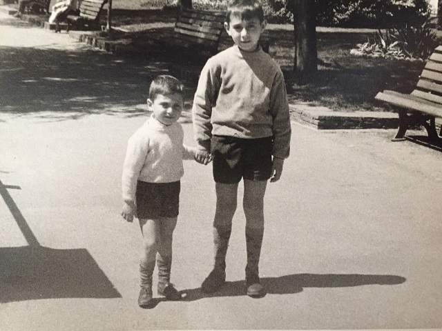 Il piccolo Claudio con il fratello Paolo Di Stefano
