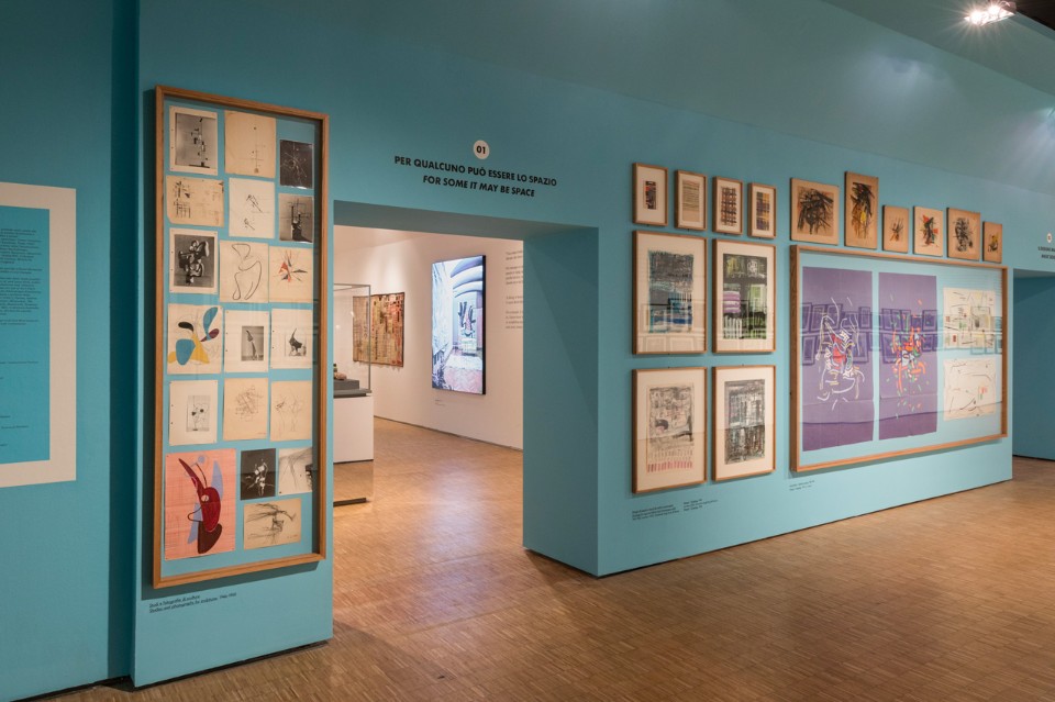 Gli oggetti esposti sono completati da una serie di pensieri di Ettore Sottsass
