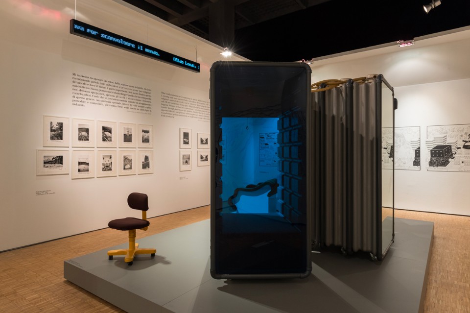 La mostra di Milano è curata da Barbara Radice, seconda moglie di Sottsass