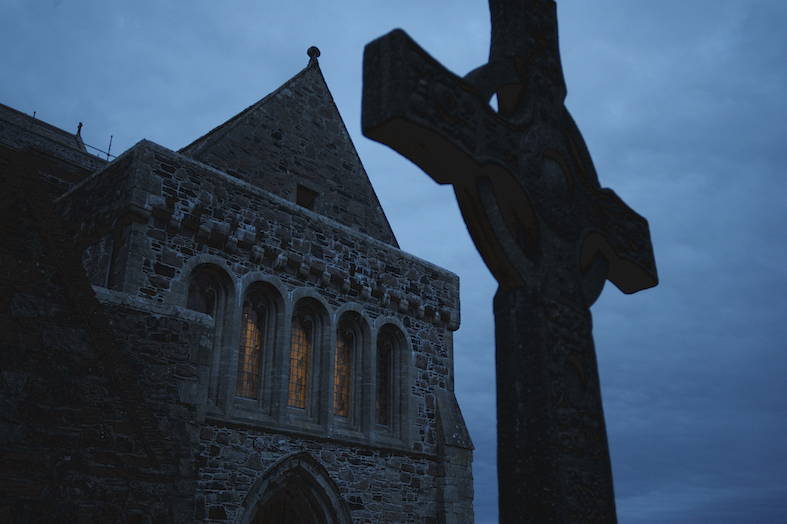 Ebridi, isola di Iona. L’Abbazia. In primo piano la Croce alta di San Giovanni