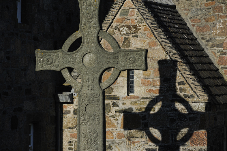 Ebridi, isola di Iona. L’Abbazia. In primo piano la Croce alta di San Giovanni