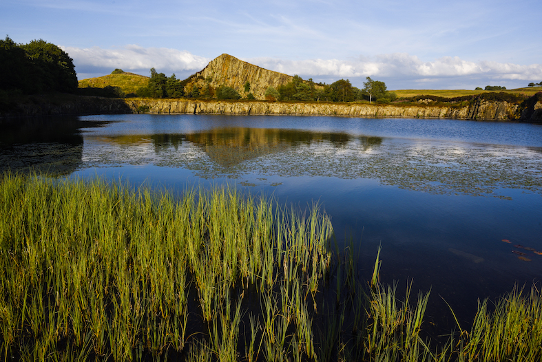 Cava di Cawfields vicino al Vallo di Adriano fu ricavata dal substrato roccioso del Whin Sill, uno strato tabulare di roccia ignea dolerite