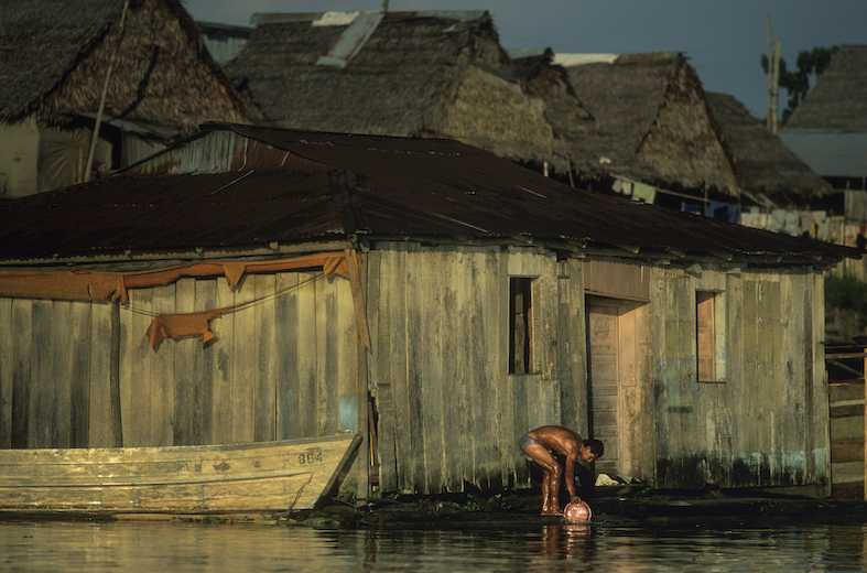 Iquitos, Puerto Belén, un villaggio di capanne di legno sollevate sull’acqua; è chiamato «La Venezia della giungla peruviana»
