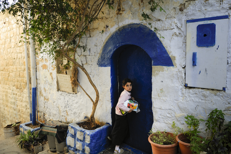 Forse la vicinanza di Tzfat al cielo, blu come il colore delle porte nei passaggi acciottolati, spiega la sua reputazione di «Capitale della Qabbālāh»