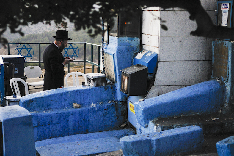 Il vecchio cimitero del XVI secolo dove le tombe dei più famosi cabalisti Tzfat sono dipinte di blu