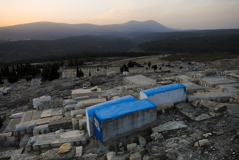 Tzfat. Il vecchio cimitero del XVI secolo dove le tombe dei Qabbalisti più famosi sono dipinte di blu
