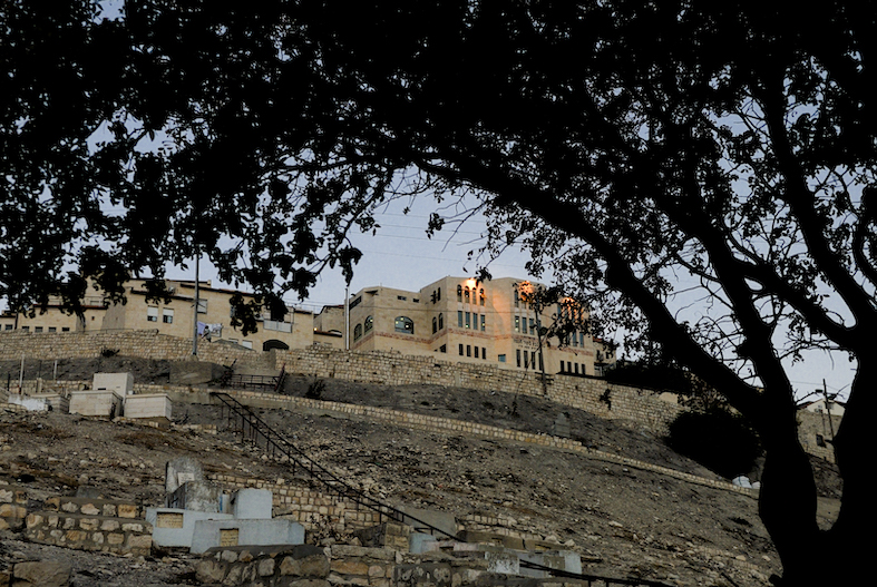 Il vecchio cimitero del XVI secolo dove le tombe dei più famosi cabalisti Tzfat sono dipinte di blu