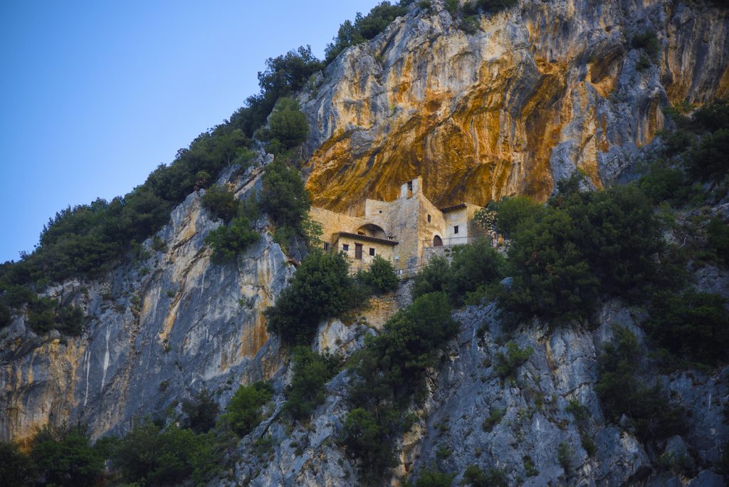 Pale. L’eremo di Santa Maria Giacobbe, costruito intorno al 1200 per venerare Maria Jacobi, che si suppone abbia assistito alla crocifissione di Cristo