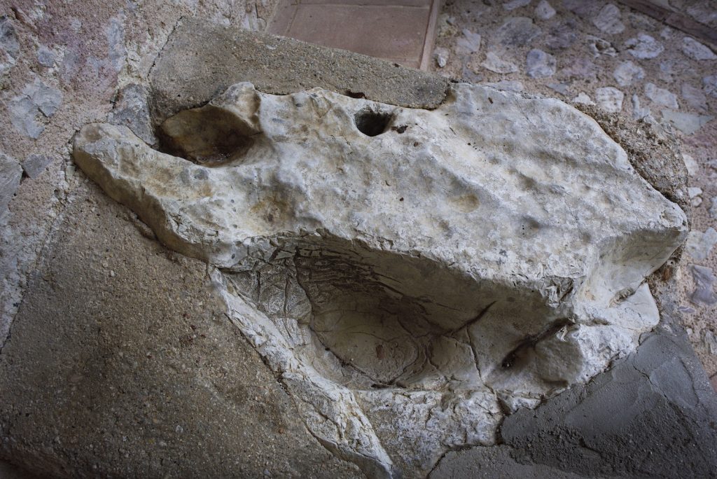 Il racconto popolare attribuisce l'incisione su questa roccia alle impronte lasciate dal ginocchio, dal gomito e dal bastone di San Paterniano