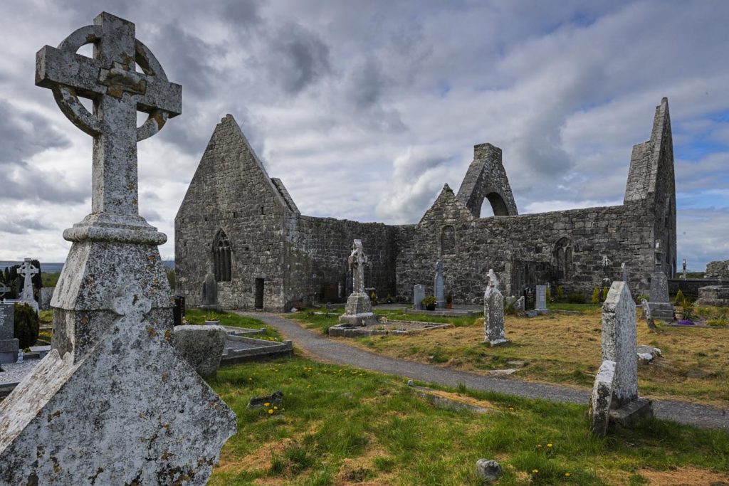 Burren, monastero di Kilmacduagh vicino a Gort, uno dei più importanti complessi monastici d'Irlanda