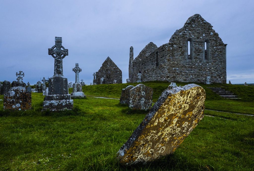 Clonmacnoise. Sullo sfondo Temple Hurpan (a sinistra) e Temole Melaghlin (a destra). Questo monastero fu un importante centro di religione