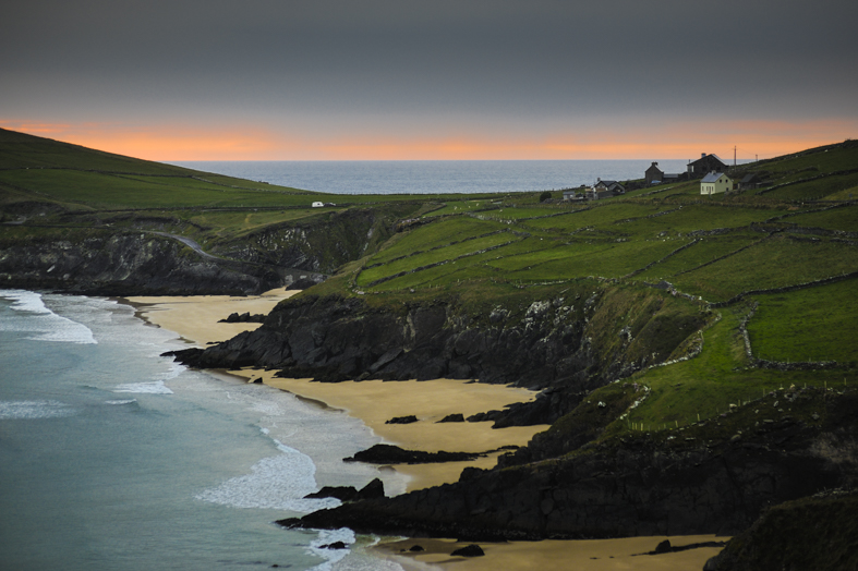 Penisola di Dingle. Slea Head, l'ultimo villaggio di Dunquin. Per i Celti il tramonto indicava la strada per l'Ovest, verso l'isola senza tempo