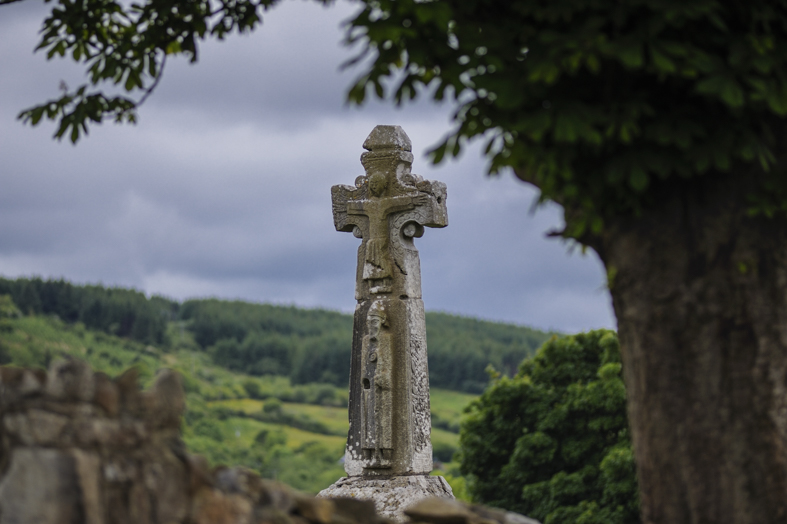 Burren, monastero di Dysert O'Dea. Fondata da San Tolla, la torre fu distrutta dall'artiglieria di Cromwell. L'Alta Croce ha l'immagine di San Tolla