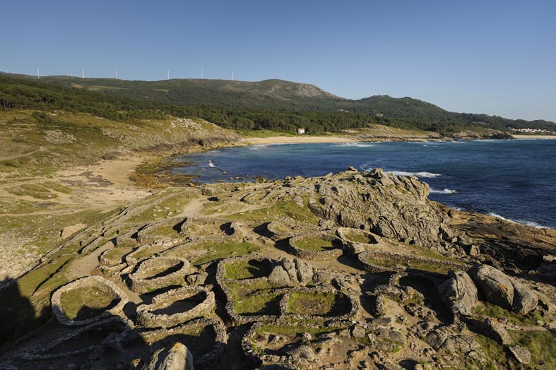 Costa di Porto do Son, Castro de Barona, lo scavo archeologico di un antico insediamento fortificato celtico situato su uno sperone di terra aspro