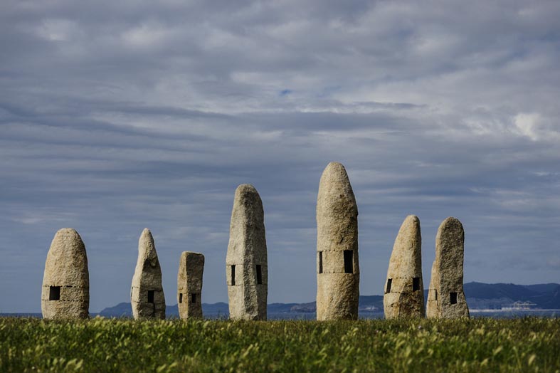 La Coruna, pietre menhir contemporanee erette dall’artista galiziano Manolo Paz per commemorare i massacri del dittatore spagnolo Franco
