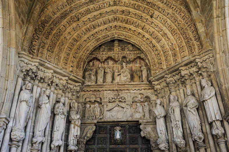 Tui. La cattedrale viene consacrata nel 1225 dC ma i lavori di costruzione di questa chiesa-fortezza iniziarono oltre un secolo prima