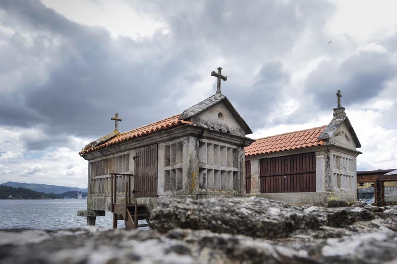 Combarro (Pontevedra) è stato dichiarato Sito storico per i suoi hórreos, un tipico granaio del nord-ovest della penisola iberica (principalmente Galizia)