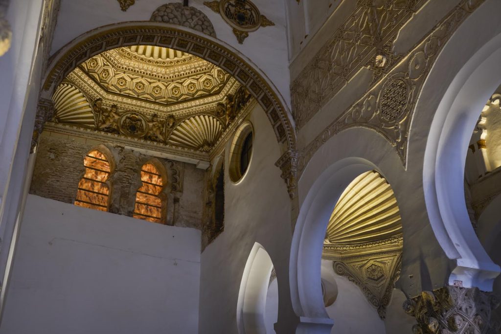 Toledo. La sinagoga di Santa Maria la Blanca è un museo ed ex sinagoga. Eretto nel 1180, è il più antico edificio sinagogale d'Europa ancora in piedi