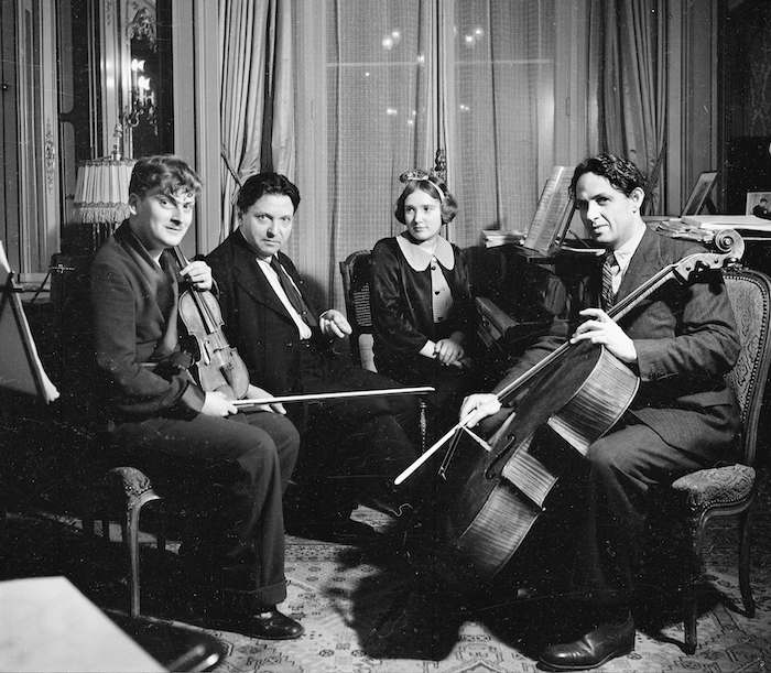 A destra, in primo piano, il violinista americano Yehudi Menuhin, seguono in senso antiorario la sorella Hephzibah Menuhin, George Enescu e Maurice Eisenberg. Febbraio 1936 (Keystone)