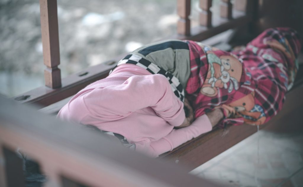 Molti sono i volti della povertà (Shutterstock)