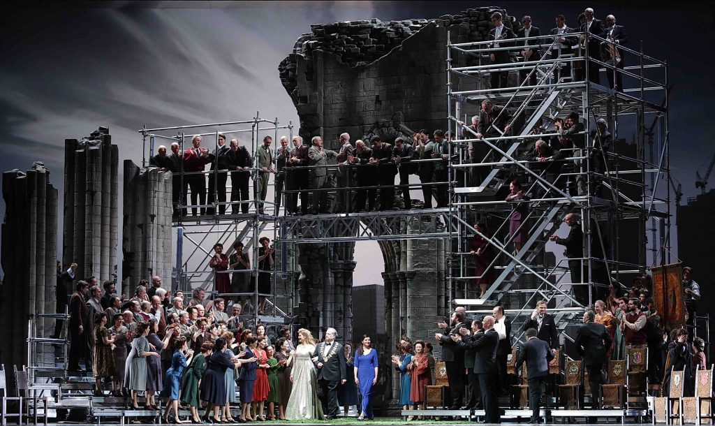Un impressionante scena corale dell'opera di Wagner diretta da Daniele Gatti (Brescia/Amisano, Teatro alla Scala)