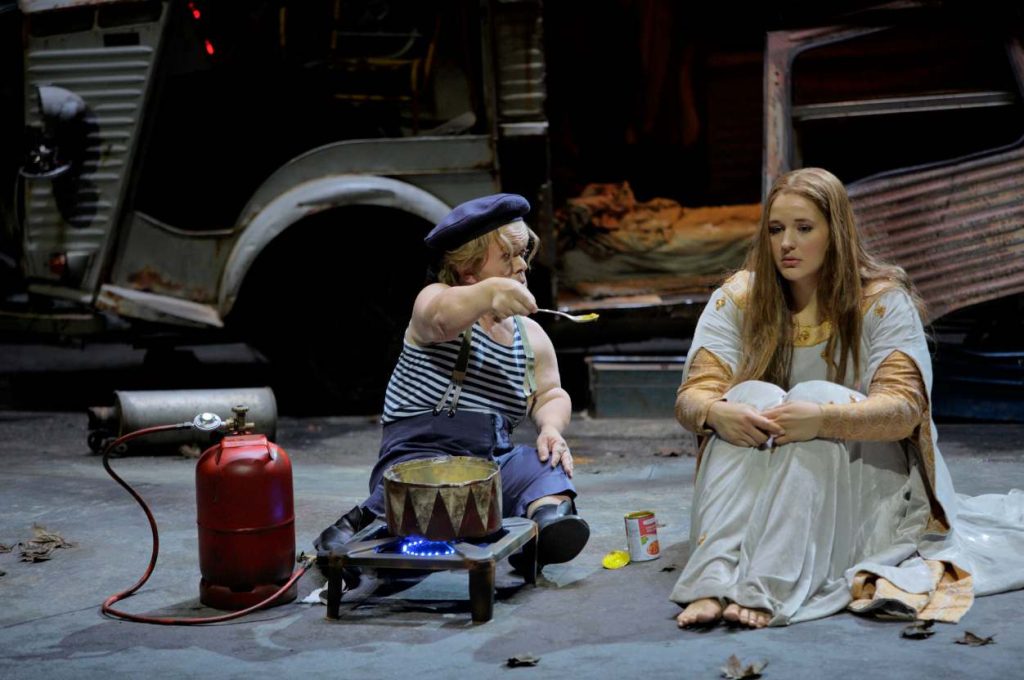 Manni Laudenbach (Oskar) e Lise Davidsen (Elisabeth) in Tannhäuser und der Sängerkrieg auf Wartburg (@Bayreuther Festspiele /Enrico Nawrath)