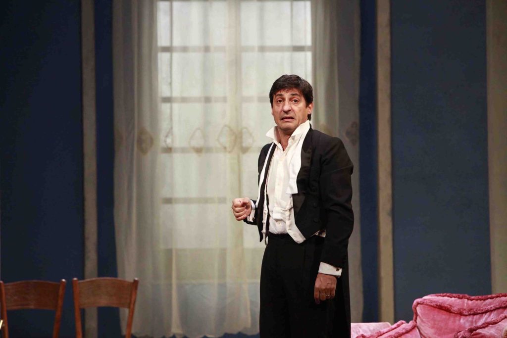 Emilio Solfrizzi in una scena di Sarto per signora di Feydeau