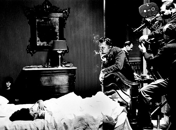 Federico Fellini sul set di "Otto e mezzo" insieme all’attrice Barbara Steele, 1962 (Keystone)