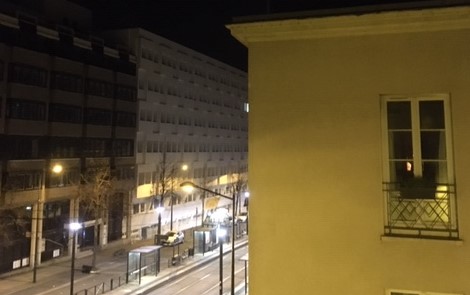 Il muro giallo e la strada, ecco cosa vede lo scrittore francese Philippe Forest dalla sua finestra