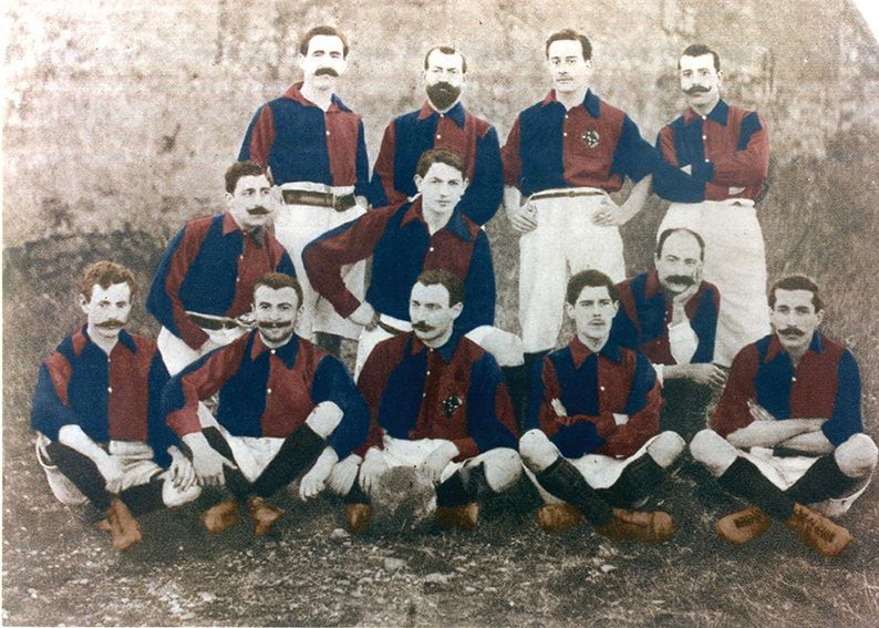 Formazione del Barça 1900: Hans Gamper è il terzo da sinistra seduto con i baffi , e la palla tra i piedi