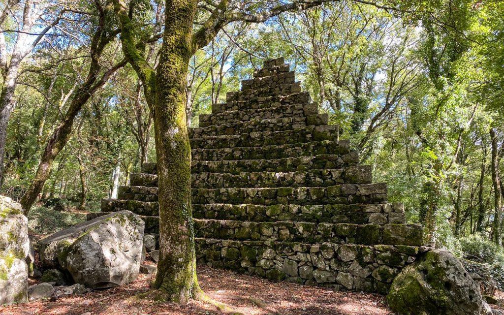 Radicofani: piramide del Bosco Isabella (Simona Dalla Valle)