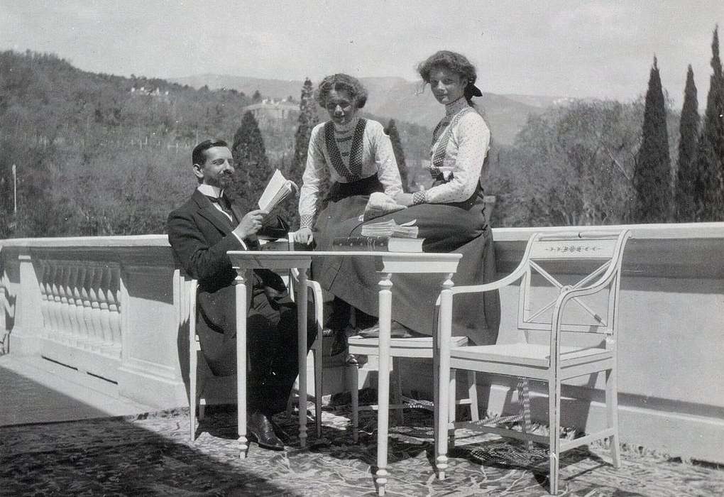 Gilliard con le Granduchesse Tatiana e Olga nel 1911 (Wikimedia)