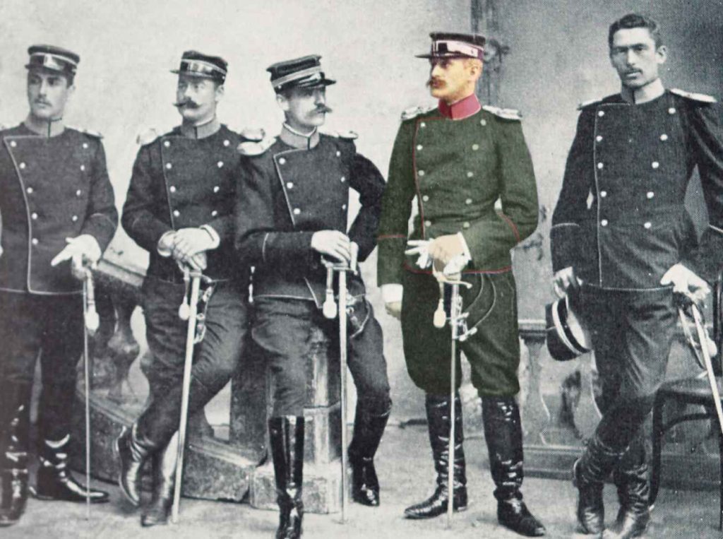 Hans Ormund Bringolf (secondo da destra) in uniforme da cavaliere (blog.nationalmuseum.ch)
