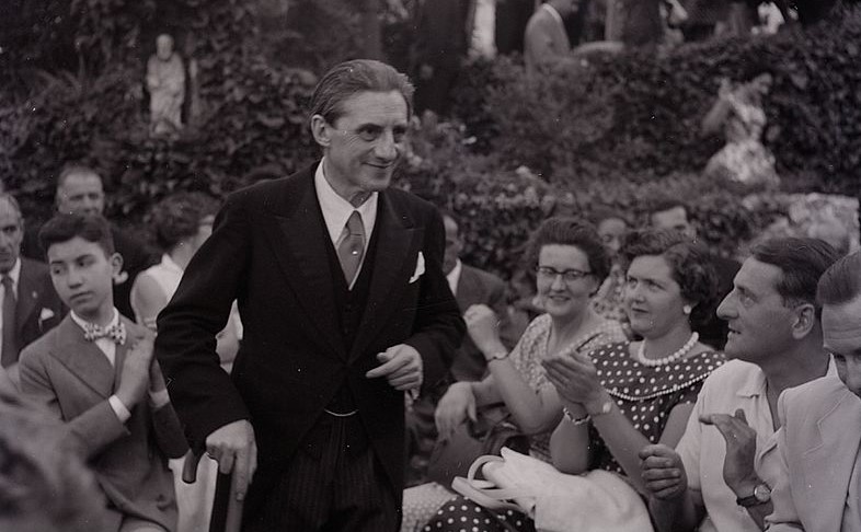 Sir Barbirolli in una foto scattata da Paolo Monti a Ravello nel 1960 (Wikipedia)