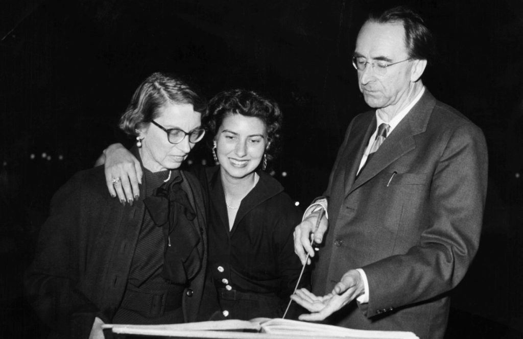 Hans Rosbaud con la moglie Gertrud Schönberg e la figlia Nuria, 1954 (Keystone)