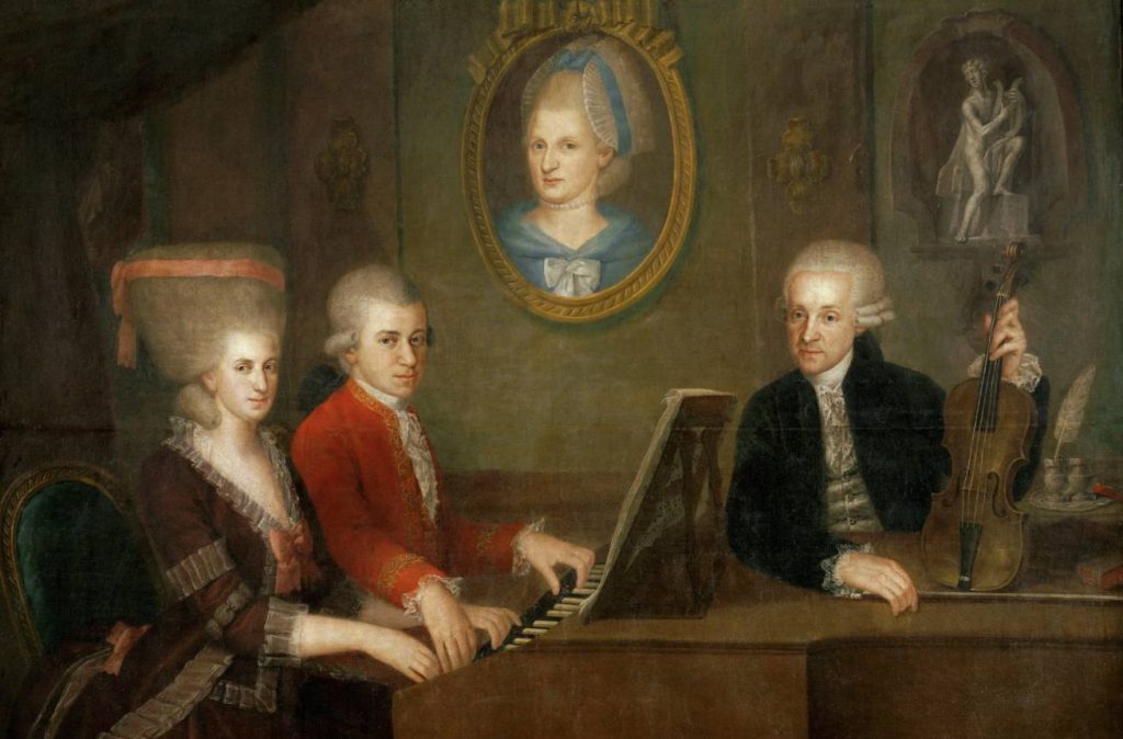 La famiglia Mozart: da sin., Anna Maria, Wolfgang e il padre Leopold, nel ritratto alla parete, la madre Anna Maria. Dipinto di Johann Nepomuk della Croce, 1780-81 (Keystone)