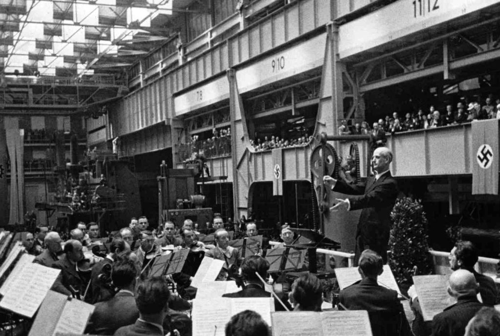 Furtwängler dirige i Wiener Philarmoniker in un concerto dell’organizzazione nazionalsocialista «Kraft durch Freude», 1943. (Keystone)
