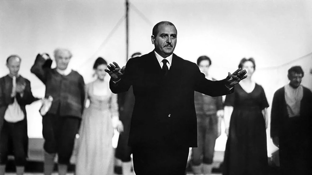 Paolo Grassi sul palco del Piccolo Teatro di Milano (palazzorealemilano.it)
