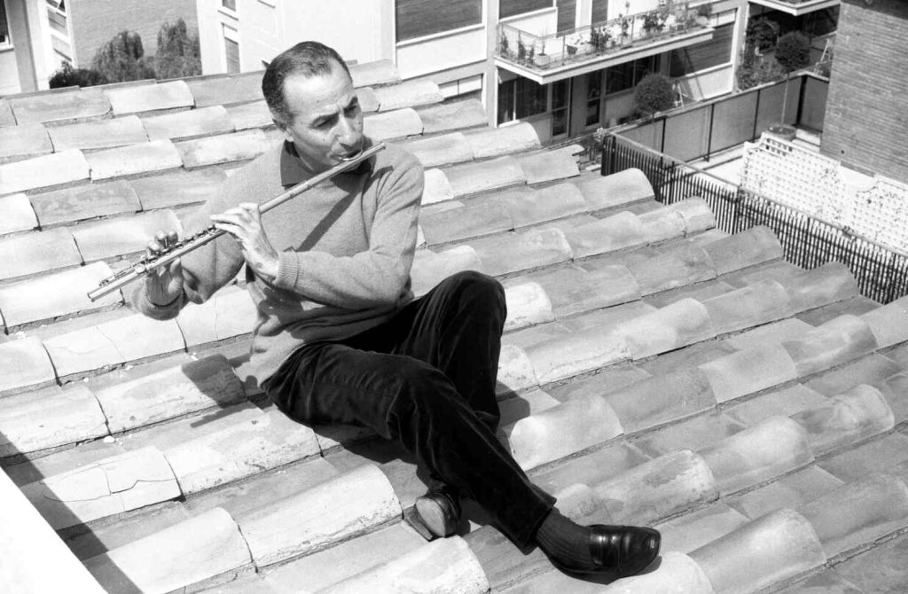 Severino Gazzelloni sul tetto di un’abitazione romana negli Anni Sessanta (Keystone)
