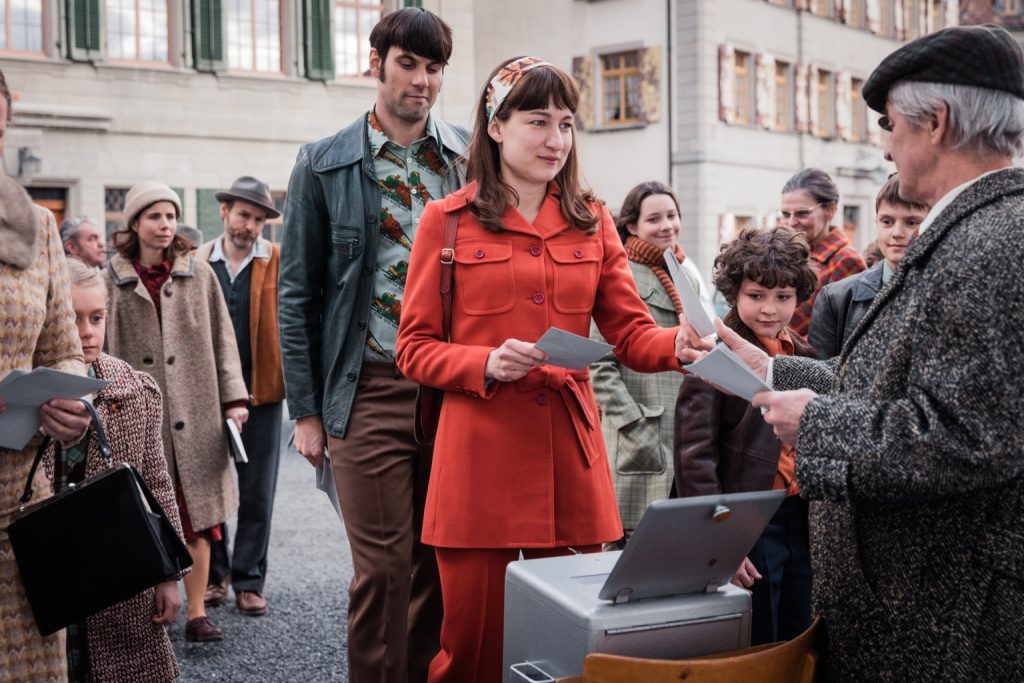 La strada è ancora lunga, anche se ne abbiamo già percorsa parecchia: scene dal film <i>Die göttliche Ordnung</i> di Petra Volpe
