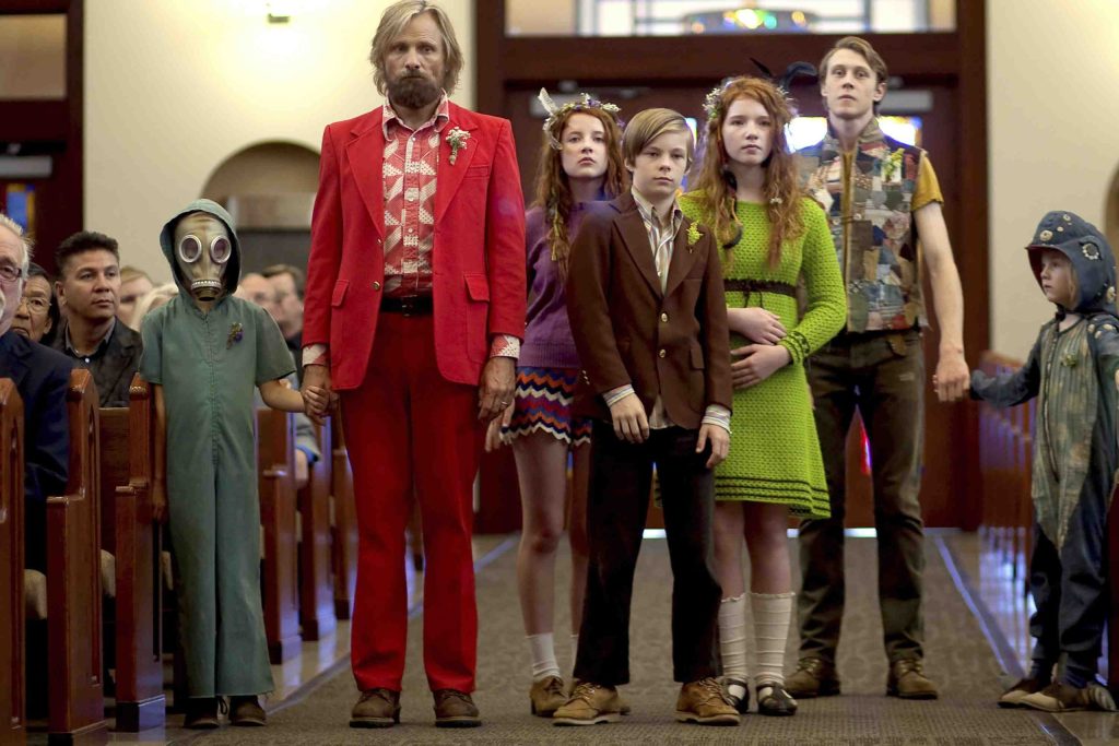 Viggo Mortensen attorniato dai suoi «figli» in una scena di Captain Fantastic di Matt Ross (Keystone)