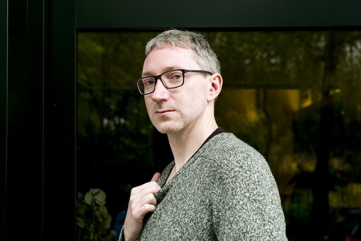 Stuart Turton ha lavorato anche come libraio (Leonardo Cendamo)