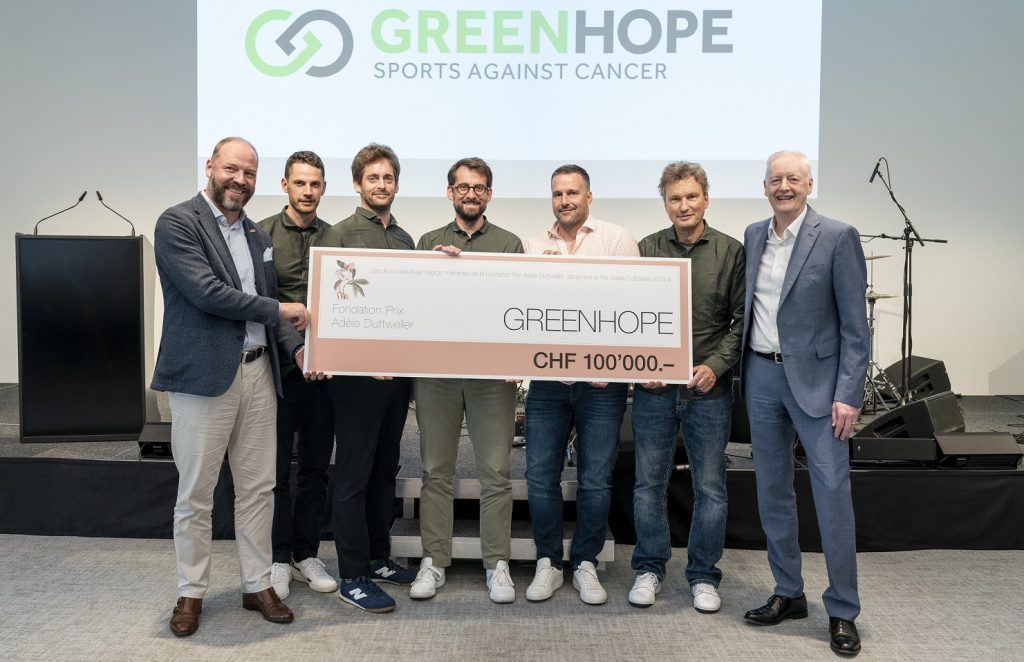 I premiati tra il direttore di Migros Ticino Mattia Keller, a sin., e JM Bovay, pres. cda Fondazione Adele Duttweiler (Foto Migros/Nik Hunger) 