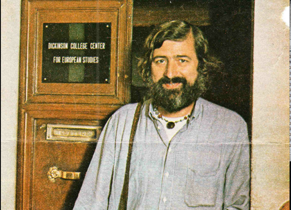 Francesco Guccini all'ingresso del Dickinson College, 1979 (Wikipedia)