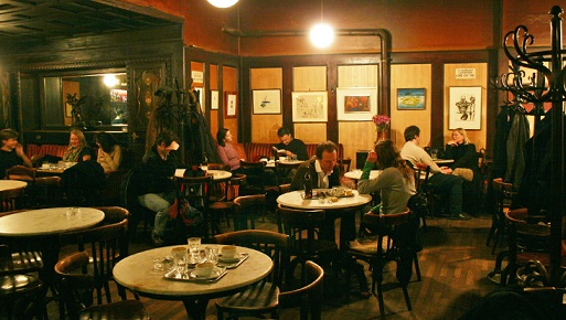 Il mitico Chatham Bar (aperto nel 1906) esiste ancora, oggi si chiama Café Hawelka (hawelka.at)