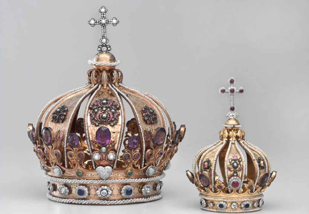 Corone per Maria e Gesù Bambino, manifattura Poussielgue-Rusand, Parigi, circa 1850/60 (Abbazia di Einsiedeln, sacristia della Cappella delle Grazie)