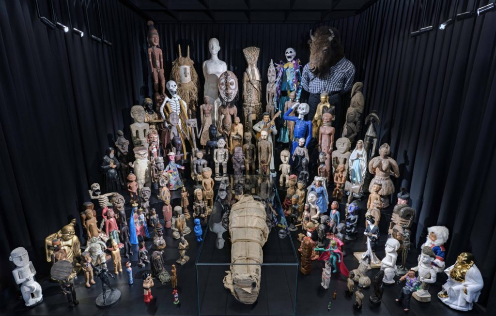 Immagini sacre attorno alla mummia di Nakht-ta-Netjeret (Alain Germond / Musée d’ethnographie de Neuchâtel)