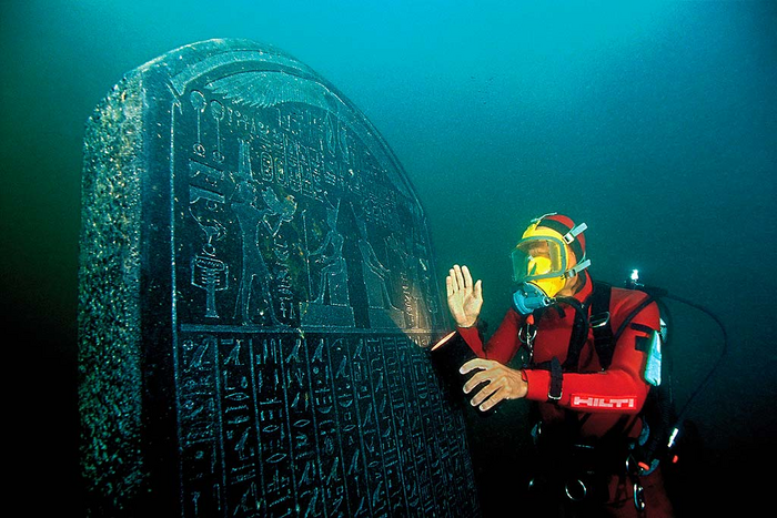 L'archeologo Franck Goddio durante le fasi di recupero (franckgoddio.org)