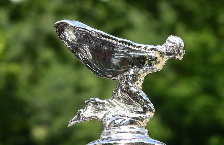 La Nike di Samotracia riprodotta in miniatura sulla Rolls Royce (Wikipedia)