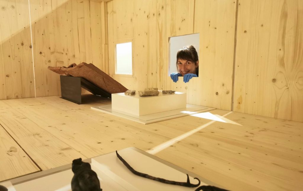 Un momento dell’allestimento della mostra (museevallon.ch)
